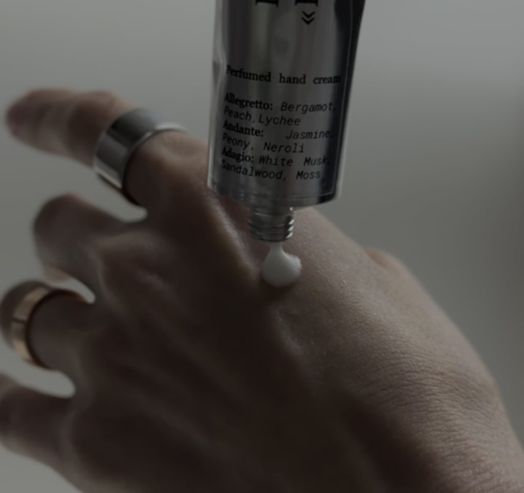 Жіночі руки з доглянутою шкірою наносять оксамитову текстуру крему, демонструючи ритуал SENSE.PLAYER від KIRI.CO